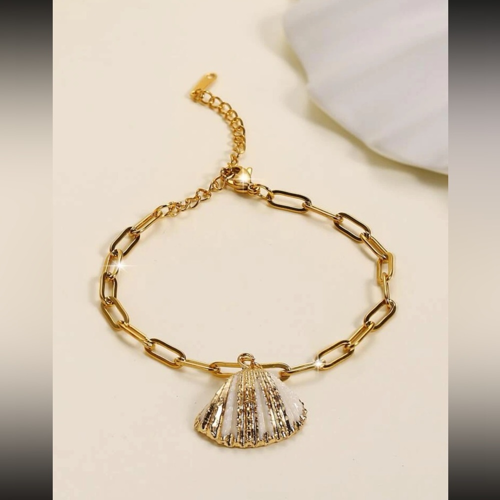 ๐ Lovely Metallic Sea Shell Charm Bracelet ๐